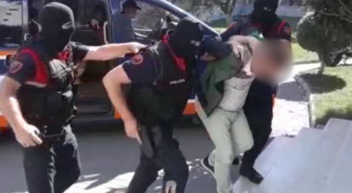 GRABITJE ME DHUNË NË NJË DYQAN/ Policia arreston 23-vjeçari nga Bulqiza
