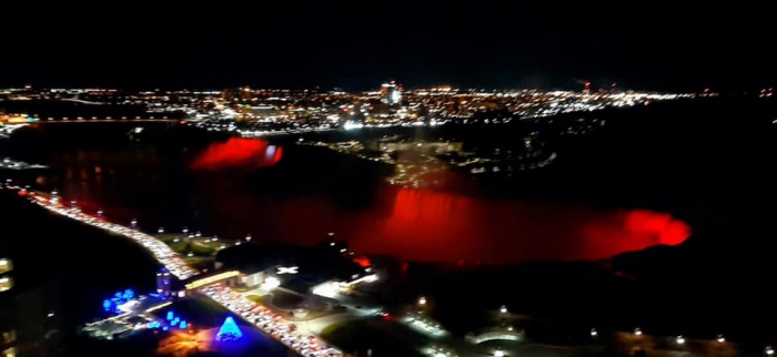 DITA E PAVARSISË/ Pamjet “magjike”, Ujvara e Nigarës ndez ngjyrat e flamurit kuq e zi mbrëmjen e djeshme (VIDEO+FOTOT)