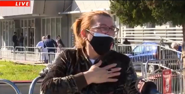 GJENDJA E MJERUSHME TEK “QSUT”? Familjarja nxjerr BLLOF “LIVE” gazetaren: S’shof ndonjë gjë, unë jam shumë e kënaqur