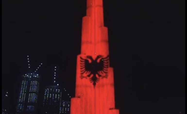 VIDEOLAJM/ Urimi i veçantë nga Dubai, ndërtesa më e lartë në botë vishet kuq e zi