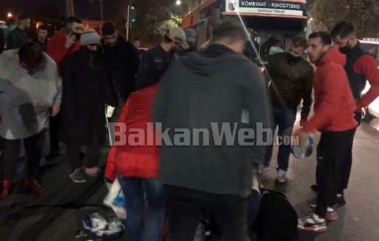 PAMJE TË RENDA NGA AKSIDENTI NË TIRANË/ Gruaja e shtrirë në rrugë, drejtuesi i motorit me duart…