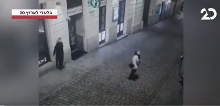 KUJDES! PAMJE TË RËNDA/ Momenti kur terroristi qëllon për vdekje me KALLASHNIKOV qytetarin në Vjenë (VIDEO)