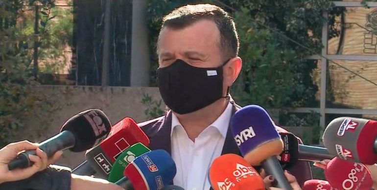 ZBARDH DETAJE NGA MBLEDHJA E PS/ Balla thirrje opozitës: Hiqni dorë nga politikat djallëzore dhe fyerjet ndaj mjekëve