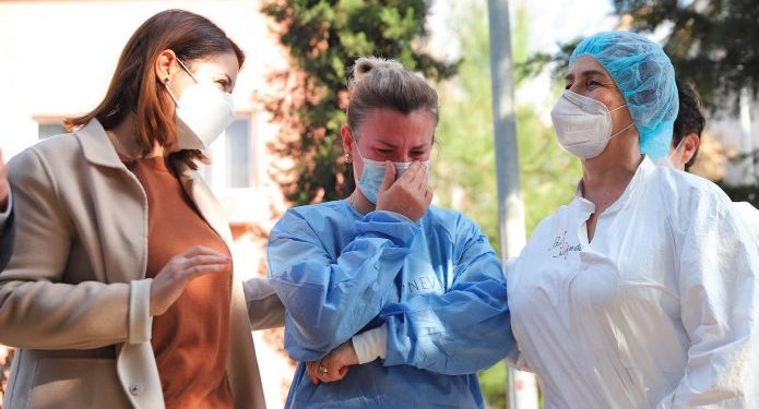 “4 MUAJ QË PUNOJNË ORË E PA ORË”/ Manastirliu shpreh respekt për mjekët e infermierët: Baltën e shpifjet…