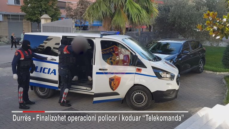 “TELEKOMANDA”/ Sekuestrohen mitraloz, kallashnikov, municion e drogë, në pranga dy trafikantët