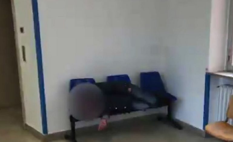 TË SHTRIRË NË KORRIDORE/ Spitali i Romës në kolaps nga COVID-19. Pacientët: Kemi 12 ditë pa ndihmë