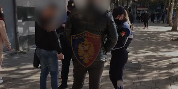 NUK VENDOSËN MASKAT ANTI-COVID NË AMBIENTET E JASHTME/ Ja sa qytetarë janë gjobitur vetëm 24 orët e fundit