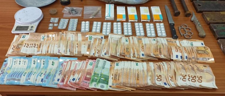 SHISNIN DROGË NË MES TË ATHINËS/ Çfarë ndodhi me shqiptarin dhe grekun. Policia…