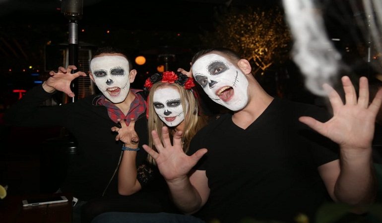 HALLOWEEN NË TIRANË/ Të rinjtë harrojnë koronavirusin, shijojnë festën (FOTOT)