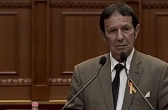 NDODH EDHE KJO/ Deputeti Jenisheri “rrëzon” shkencën: Emri i pandemisë është…”kodi-19″