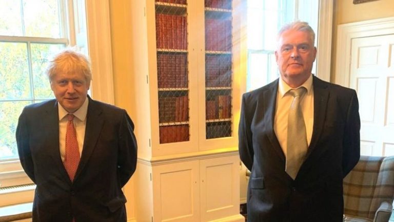 FLET NGA IZOLIMI/ Boris Johnson: Jam optimist për vaksinimin para Krishtlindjeve (VIDEO)