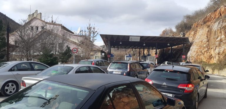 COVID-19/ Nga nesër Greqia mbyll pikën kufitare të Kapshticës, mbeten të hapura portat e tjera hyrëse
