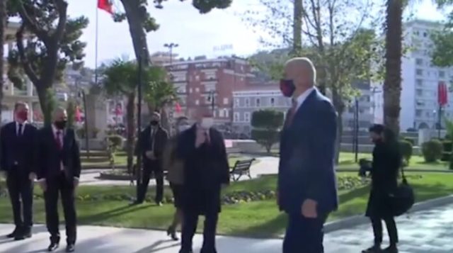 CEREMONIA NË VLORË/ Meta e përshëndet, kryeministri Rama e injoron (VIDEO)