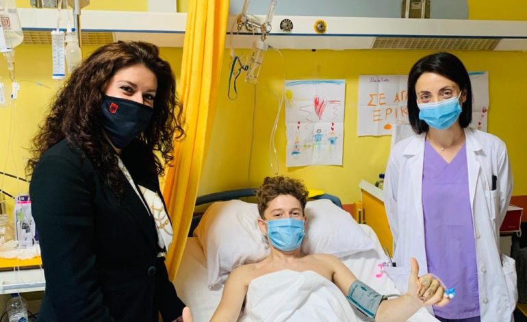 U PLAGOS NGA TËRMETI 6.6 BALLË NË SAMOS/ 14-vjeçari drejt rekuperimit. Ambasadorja Hajdaraga vizitë në spital