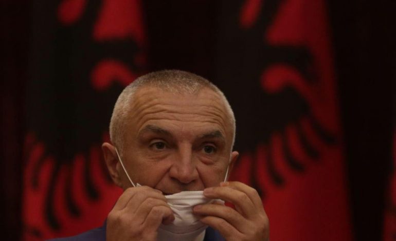 META “SHPËRFILL” KRYEMADHIN/ Shfaqet për herë të parë në publik me maskë (FOTO)