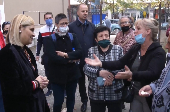 DJE U GJOBIT NGA POLICIA/ Kryemadhi shfaqet pa maskë në Durrës dhe rrezikon të moshuarit