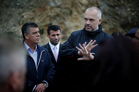 LEFTER KOKA KALON TEK PS/ Shpërndan FOTOT e Ramës në Durrës: Do sfidojmë çdo vështirësi me…