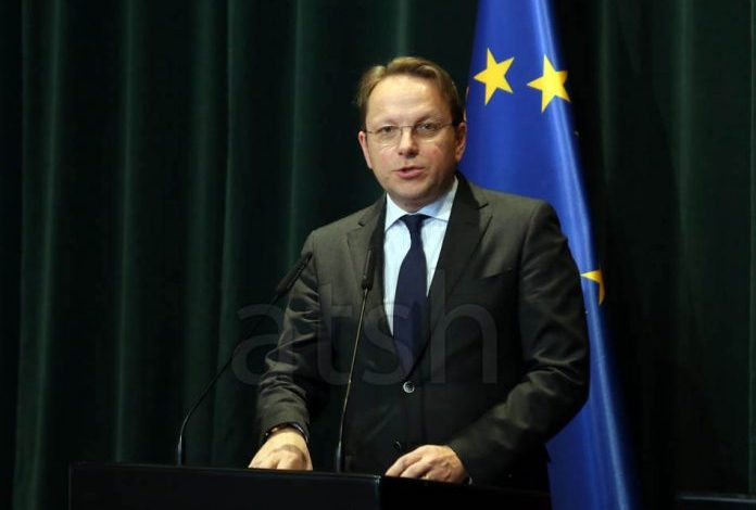 “JEMI PRANË SHQIPËRISË ME RINDËRTIMIN”/ Komisioneri europian shpreh mbështetjen e BE