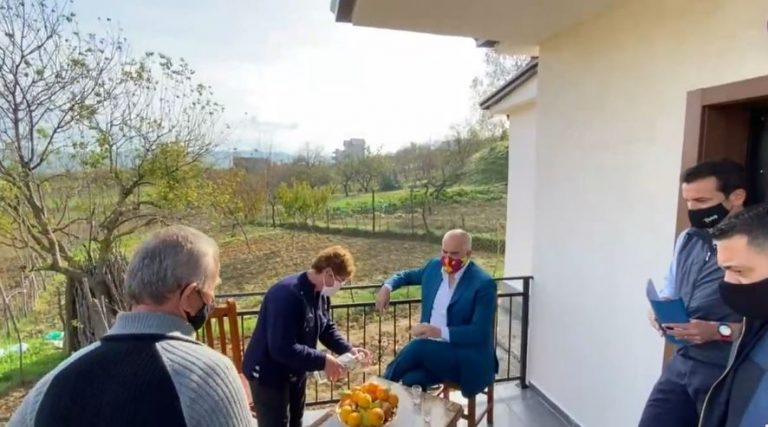 FAMILJA NË PEZË BËHET ME SHTËPI TË RE/ Rama batuta me kryefamiljarin: Mbaje gruan mirë Rruzhdi se e di vetë ti…