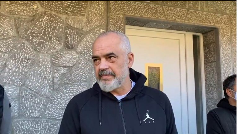 “S’KA ASNJË NDRYSHIM NGA ZVICRRA E AUSTRIA”/ Rama iu jep medalje 4 sipërmarrësve të destinacionit turistik në Vermosh: Keni ndërtuar…