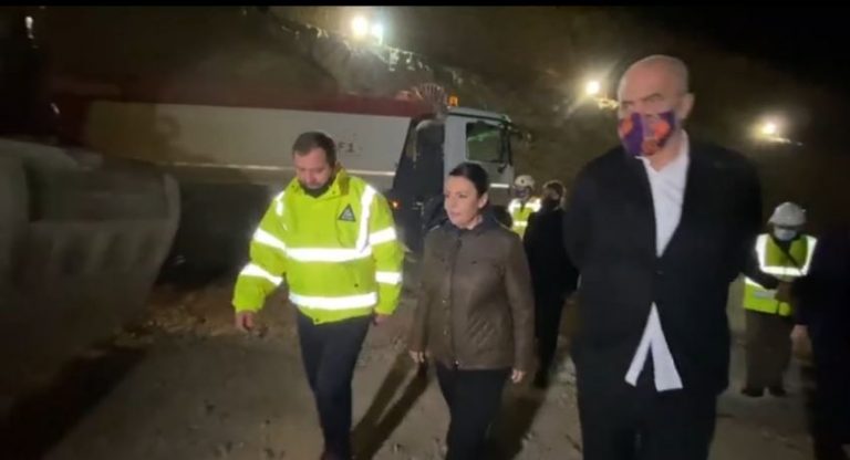 NË KANTIERINE BYPASS-it TË VLORËS/ Rama: Po punohet me 3 turne, për të mbyllur një kryevepër të infrastrukturës…