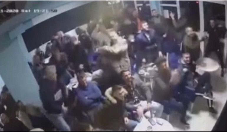 SHOKUESE/ Tifozët të mbledhur grumbull festojnë golin në një lokal në Tiranë duke u rrezikuar nga COVID-19