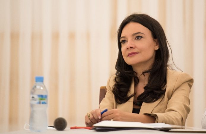 “NE DHE JU”/ Spiropali-opozitës: Me Covid pa Covid jeni gjithë kohën të maskuar. Pushtetin e keni qëllim për punë të liga
