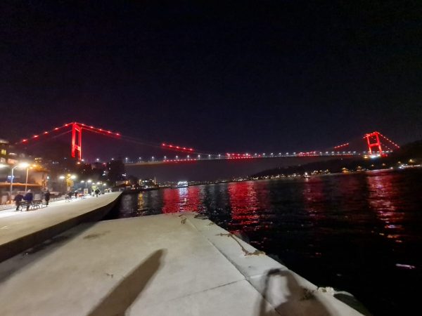 28 NËNTORI/ Pas kullës në Dubai, ura e Bosforit në Stamboll “vishet” kuq e zi