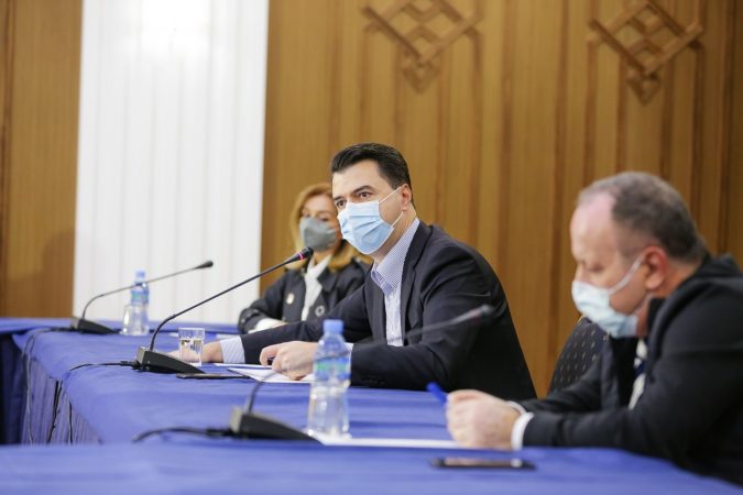 DALIN FAKTET/ Basha në tryezë me mjekun e arrestuar për korrupsion
