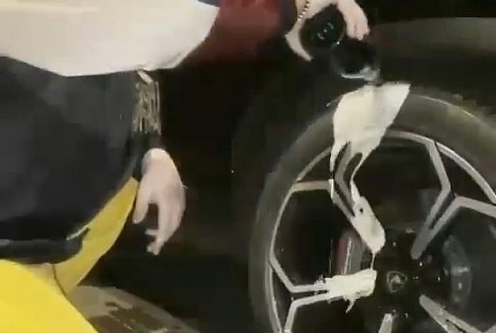 PO BËN XHIRON E RRJETIT/ Djali i biznesmenit lan gomat e Lamborghini-t me shampanjat më të shtrenjta (VIDEO)