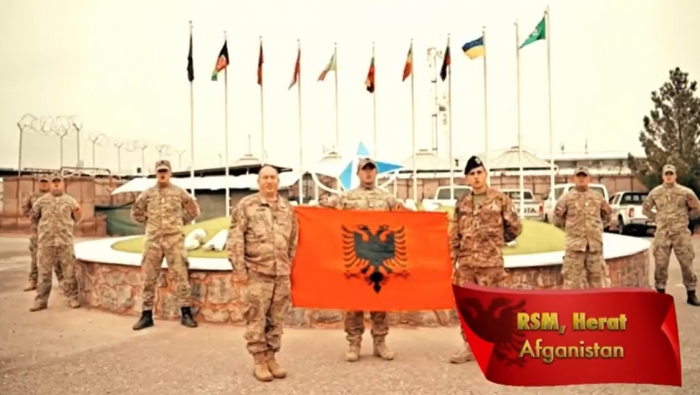 “GËZUAR DITËN E FLAMURIT SHQIPËRI”/ Emocionojnë ushtarët shqiptarë në të gjithë botën urojnë Pavarësinë