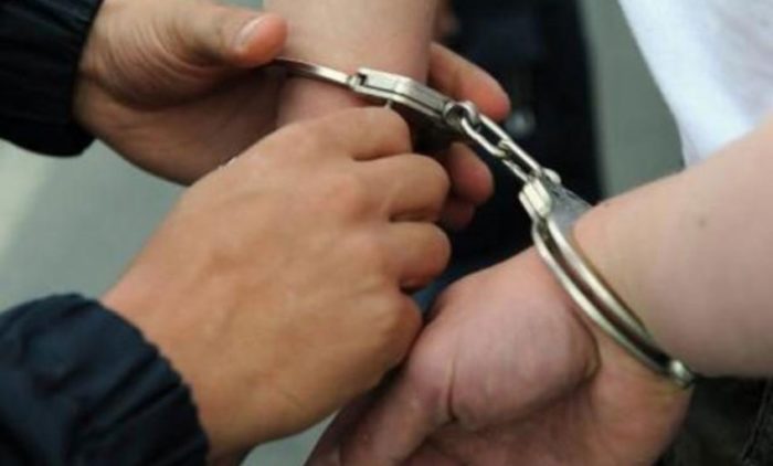 VJEDHJE MARKETESH E KIOSKASH/ Arrestohen 2 të rinj në Tiranë, procedohet një adoleshent