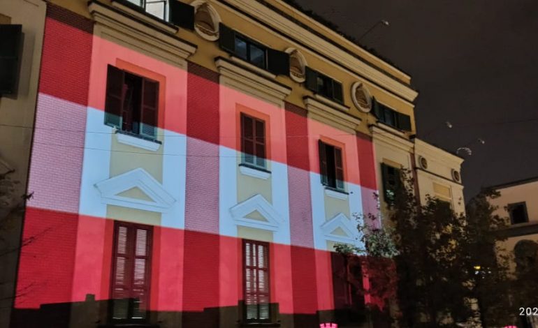 SULMI TERRORIST/ Tirana solidarizohet me Vjenën, Bashkia ndriçohet me ngjyrat e flamurit austriak
