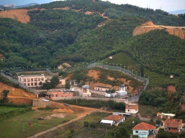 “SHPËRTHEN” COVID-19 NË BURGUN E BËNÇËS NË TEPELENËS/ Infektohen 5 të dënuar, transportohen në Shënkoll