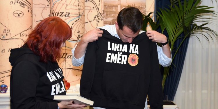 “LIRIA KA EMËR”/ Erion Veliaj i bashkohet NISMËS në mbështetje të ish luftëtarëve të UÇK