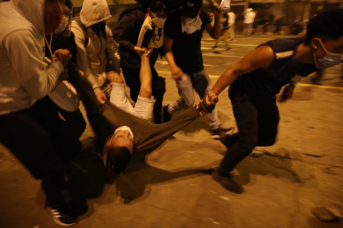 DY TË VDEKUR DHE QINDRA TË PLAGOSUR/ Protestuesit në Peru dëbojnë Presidentin (VIDEO)