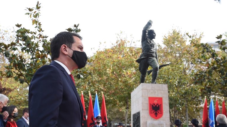 TIRANA FESTON 76-VJETORIN E ÇLIRIMIT/ Veliaj: Po ajo minorancë e rrënuar moralisht votoi raportin e Dick Martit dhe e cilësoi UÇK-në terroriste