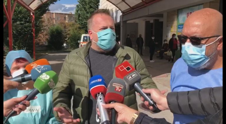 PREJ 2 JAVËSH NË INTUBIM/ Humb jetën nga COVID-19 çifti i bashkëshortëve në Korçë, prindërit e drejtorit të Spitalit
