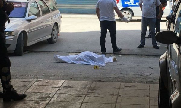 E RËNDË NË KRUJË/ Hidhet nga kati i pestë i pallatit një i moshuar
