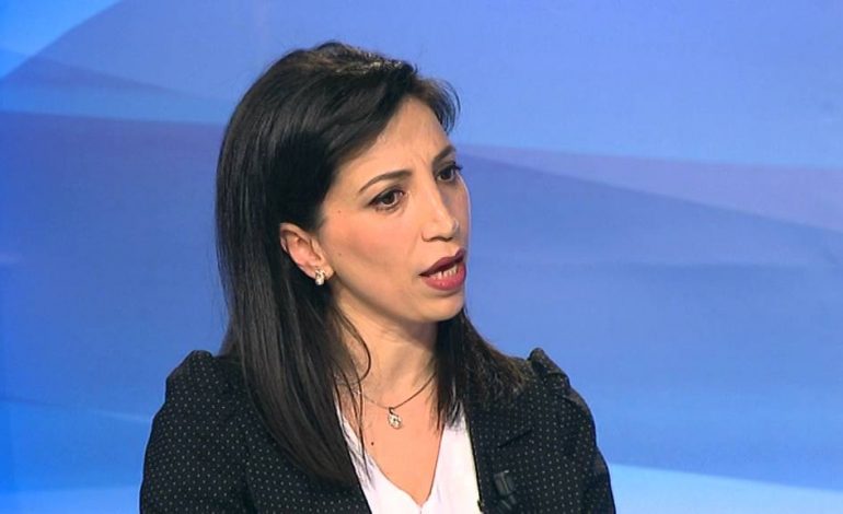 VDEKJA E MËSUESES NGA COVID-19/ Kushi: Ishte një mësuesee përkushtuar prej 40 vjetësh, la pas dhimbje…