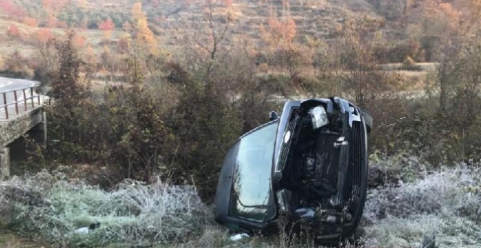 AKSIDENT NË PESHKOPI/ Makina humb kontrollin, del nga rruga dhe përmbyset (FOTO)