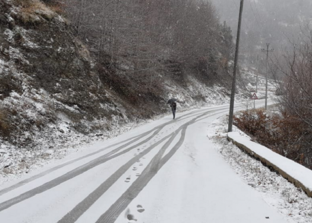 TEMPERATURAT E ULËTA/ Nisin rreshjet e para të dëborës në Dardhë të Korçës