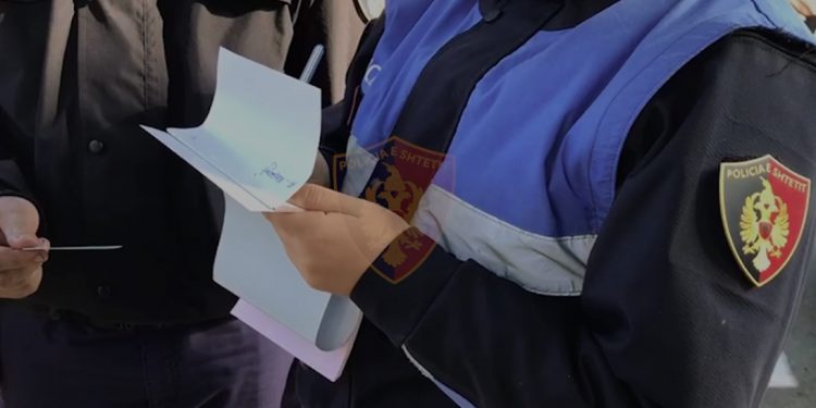 MASKA ME DETYRIM/ Policia gjobit 725 qytetarë në 24 orë