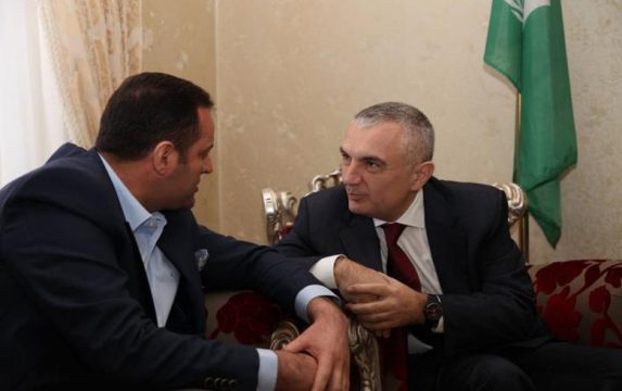 SHËNIM: Ilir Meta shet Llallën, por si del e keqja me Donald Lu, për të cilin nuk resht së prodhuari fake news