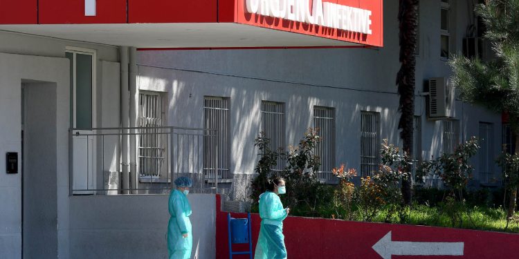 TRAGJIKE/ COVID-19 i merr jetën 33 vjeçares nga Lushnja. Nuk kishte…