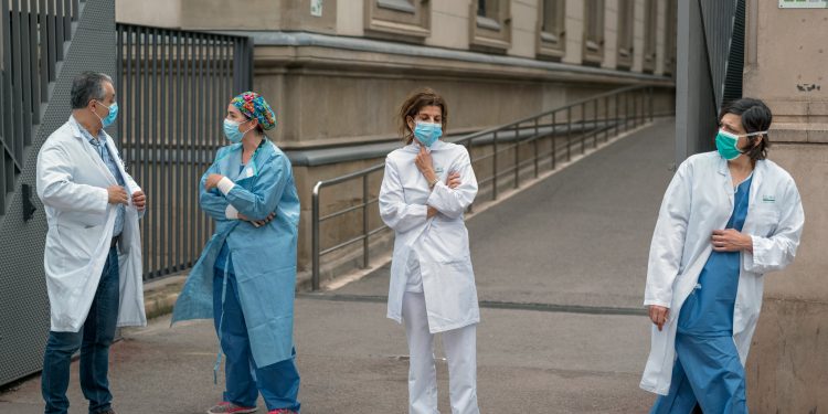 PANDEMIA/ Rritje alarmante e numrit të të infektuarve nga COVID. Spitalet në Europë drejt kolapsit