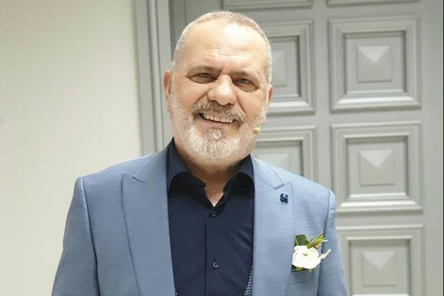 COVID-19/ Me bluzen e Partizanit dhe me maskë oksigjeni! Publikohet FOTO e Koço Devoles nga ambientet e Infektivit