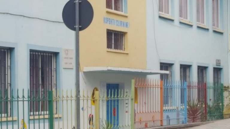 COVID-19 NË BERAT/ Mbyllet kopshti, 5 edukatore të infekuara. Prindërit…