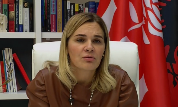 “META KA FRIKË”/ Habit Kryemadhi: Më thotë të mbaj maskë po unë jam kimiste di më shumë se ai dhe Basha