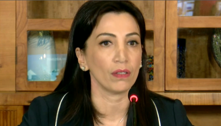 “JEMI NË RRUGËN E DUHUR”/ Ministrja Kushi: Mësuesit, heronjtë e ditës. Rritja e pagave…